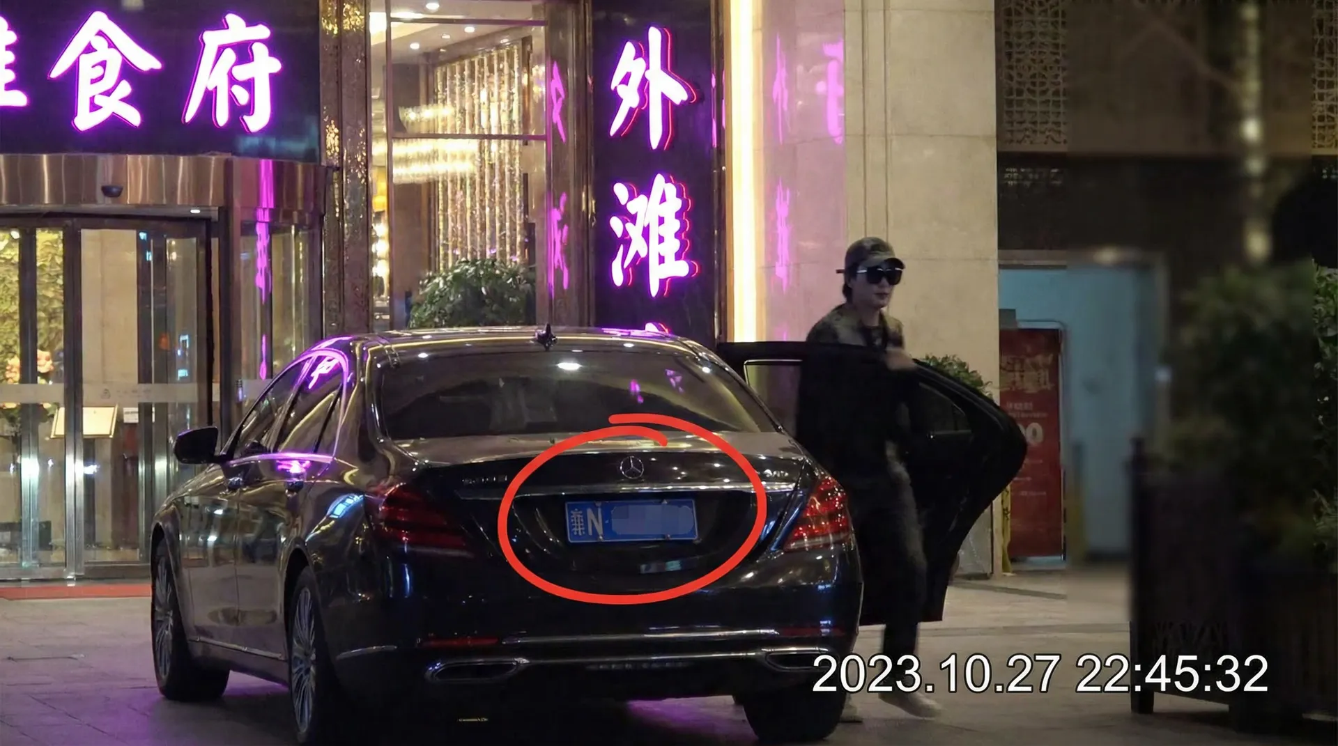 51短视频 - 豪车餐厅外被拍